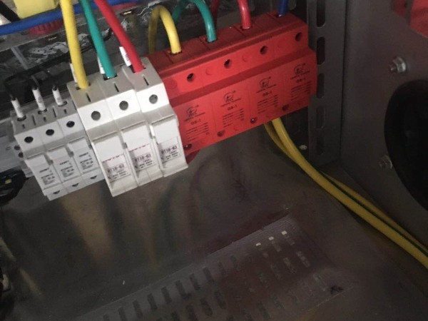 海拔最高的輸變電工程如何選擇國(guó)家電網(wǎng)浪涌保護(hù)器呢？[杭州光束防雷]