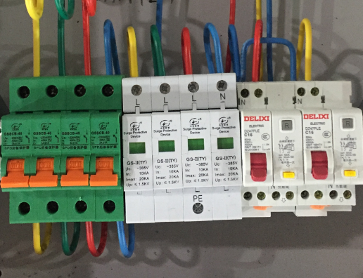 浪涌保護(hù)器前端保護(hù)開關(guān)