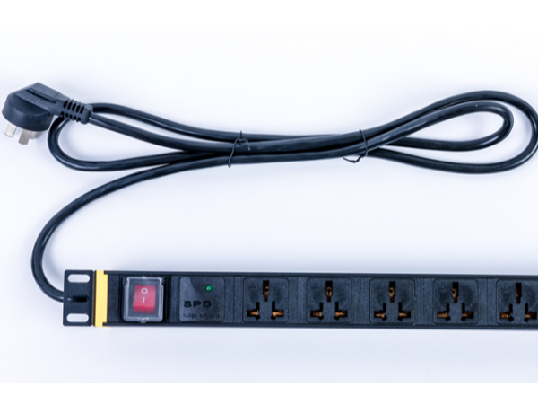 實惠的PDU防雷插座